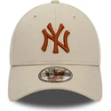 beige-verstellbare-9forty-league-essential-kappe-mit-gebogenem-schirm-und-braunem-logo-der-new-york-yankees-mlb-von-new-era