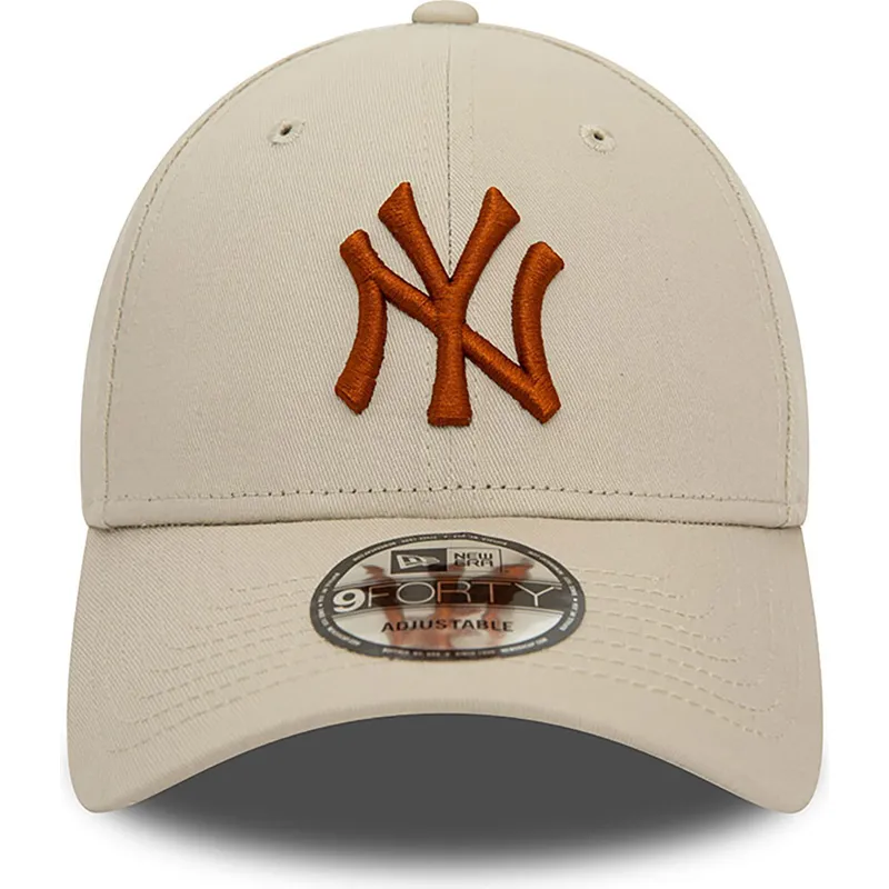 beige-verstellbare-9forty-league-essential-kappe-mit-gebogenem-schirm-und-braunem-logo-der-new-york-yankees-mlb-von-new-era