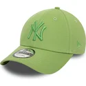 verstellbare-grune-kappe-mit-gebogenem-schirm-und-grunem-logo-9forty-league-essential-der-new-york-yankees-mlb-von-new-era