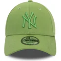 verstellbare-grune-kappe-mit-gebogenem-schirm-und-grunem-logo-9forty-league-essential-der-new-york-yankees-mlb-von-new-era