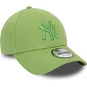 verstellbare-grune-kappe-mit-gebogenem-schirm-und-grunem-logo-9forty-league-essential-der-new-york-yankees-mlb-von-new-era
