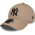 verstellbare-braune-kappe-mit-gebogenem-schirm-und-schwarzem-logo-9twenty-league-essential-der-new-york-yankees-mlb-von-new-era