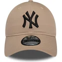 verstellbare-braune-kappe-mit-gebogenem-schirm-und-schwarzem-logo-9twenty-league-essential-der-new-york-yankees-mlb-von-new-era