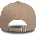 verstellbare-braune-kappe-mit-gebogenem-schirm-und-schwarzem-logo-9twenty-league-essential-der-new-york-yankees-mlb-von-new-era