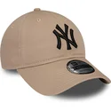 verstellbare-braune-kappe-mit-gebogenem-schirm-und-schwarzem-logo-9twenty-league-essential-der-new-york-yankees-mlb-von-new-era