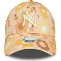 verstellbare-orangefarbene-damenkappe-mit-gebogenem-schirm-9forty-floral-all-over-print-new-york-yankees-mlb-von-new-era