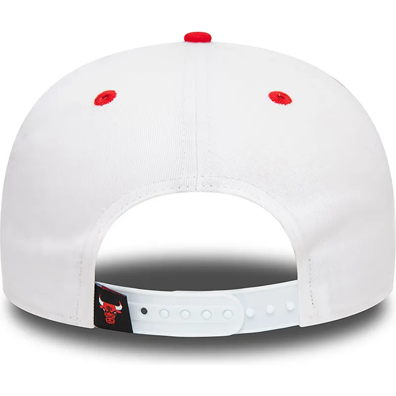 weisse-und-rote-flache-snapback-kappe-9fifty-white-crown-von-chicago-bulls-nba-von-new-era