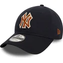 verstellbare-navyblaue-kappe-mit-gebogenem-schirm-und-braunem-logo-9twenty-boucle-der-new-york-yankees-mlb-von-new-era
