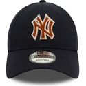 verstellbare-navyblaue-kappe-mit-gebogenem-schirm-und-braunem-logo-9twenty-boucle-der-new-york-yankees-mlb-von-new-era