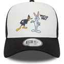 weisse-und-schwarze-a-frame-trucker-cap-mit-bugs-bunny-und-daffy-duck-looney-tunes-von-new-era
