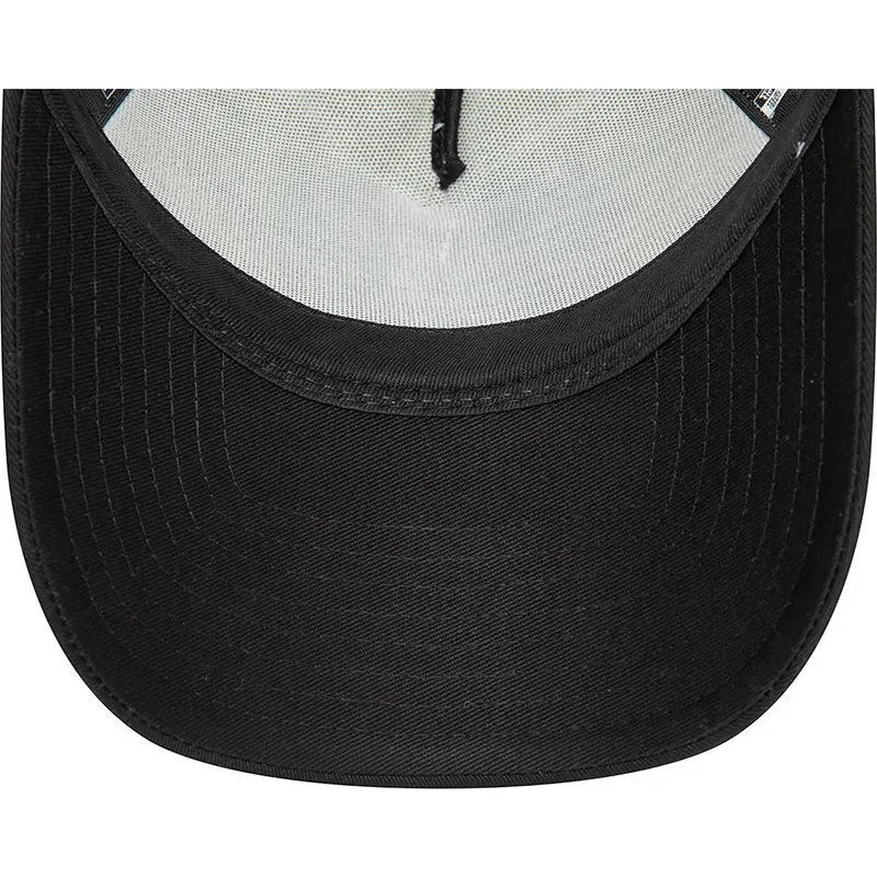 cepice-zaoblena-cerna-snapback-a-frame-character-bugs-bunny-y-pato-lucas-looney-tunes-new-era