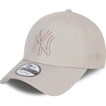 new-era-new-york-yankees-mlb-9forty-league-essential-poly-beige-justerbar-bojd-keps-med-beige-logga