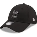svart-bojd-justerbar-keps-med-svart-logotyp-9forty-pop-outline-fran-new-york-yankees-mlb-av-new-era