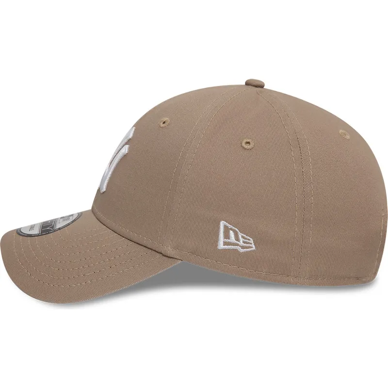 cap-zaoblena-brown-adjustable-strap-claro-9forty-league-essential-new-york-yankees-mlb-new-era