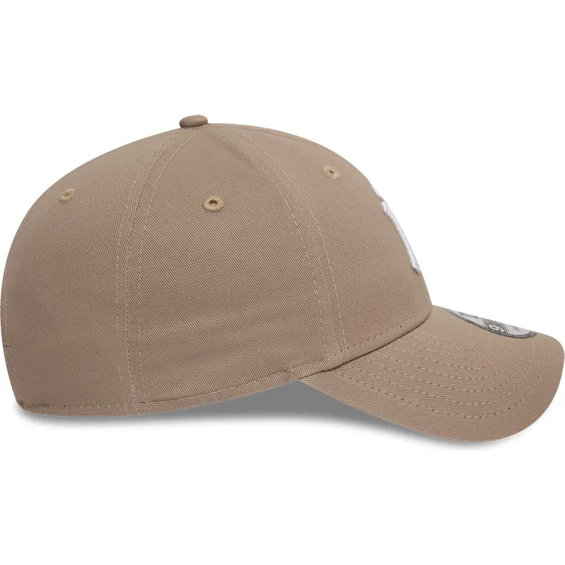 cap-zaoblena-brown-adjustable-strap-claro-9forty-league-essential-new-york-yankees-mlb-new-era