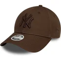 cepice-zaoblena-hneda-nastavitelny-9forty-league-essential-new-york-yankees-mlb-new-era