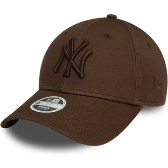 9FORTY League Essential verstellbare dunkelbraune Kappe mit gebogenem Schirm und dunkelbraunem Logo für Damen New York Yankees M