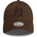 morkbrun-justerbar-kurvad-keps-med-morkbrun-logotyp-for-dam-9forty-league-essential-fran-new-york-yankees-mlb-av-new-era