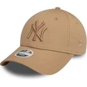 ljusbrun-bojd-justerbar-keps-med-ljusbrunt-logo-for-dam-9forty-league-essential-fran-new-york-yankees-mlb-av-new-era
