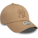 braune-verstellbare-curved-cap-mit-hellbraunem-logo-fur-damen-9forty-league-essential-der-new-york-yankees-mlb-von-new-era