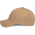 justerbar-ljusbrun-bojd-keps-med-ljusbrun-logotyp-for-kvinnor-9forty-league-essential-new-york-yankees-mlb-fran-new-era