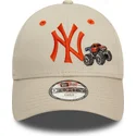 new-era-new-york-yankees-mlb-9forty-graphic-monster-truck-beige-verstellbare-kinder-cap-mit-gebogenem-schirm-und-orangefarbenem-