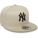 beige-flache-snapback-kappe-mit-schwarzem-logo-9fifty-league-essential-der-new-york-yankees-mlb-von-new-era