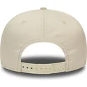 beige-snapback-cap-mit-flachem-schirm-und-schwarzem-logo-9fifty-league-essential-der-new-york-yankees-mlb-von-new-era