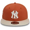 braune-und-beige-flache-snapback-kappe-9fifty-patch-der-new-york-yankees-mlb-von-new-era