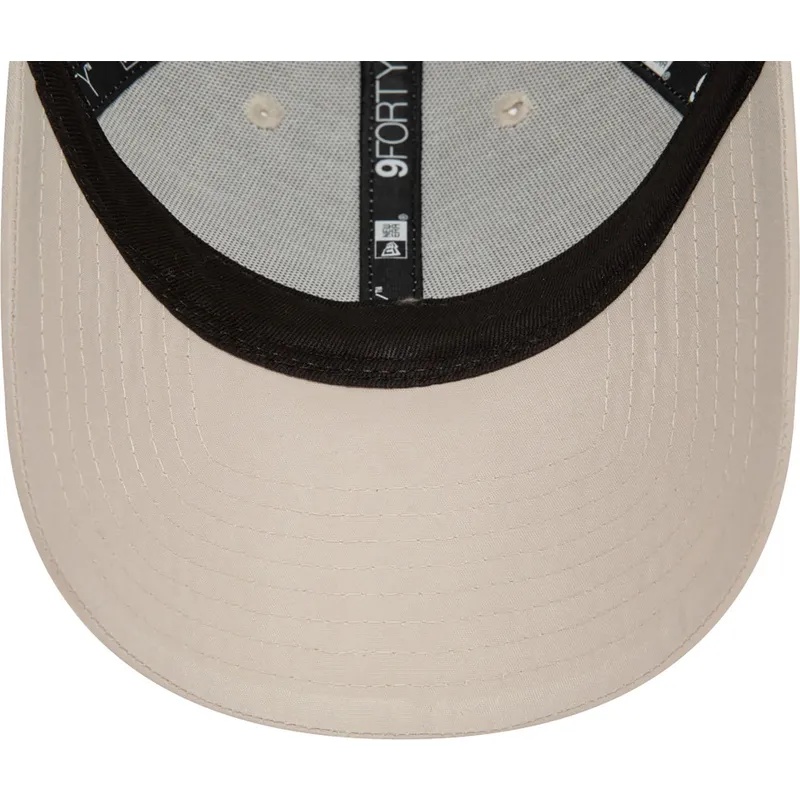 beige-verstellbare-curved-cap-9forty-flawless-der-new-york-yankees-mlb-von-new-era