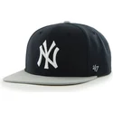 schwarze-flache-kappe-mit-grauem-schirm-snapback-von-new-york-yankees-mlb-sure-shot-von-47-brand