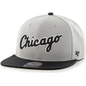 graue-snapback-kappe-mit-flachem-schirm-und-chicago-white-sox-mlb-logo-von-47-brand