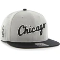 graue-snapback-kappe-mit-flachem-schirm-und-chicago-white-sox-mlb-logo-von-47-brand