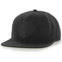 schwarze-snapback-cap-mit-flachem-schirm-und-schwarzem-chicago-blackhawks-nhl-logo-von-47-brand-sure-shot