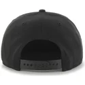 schwarze-snapback-cap-mit-flachem-schirm-und-schwarzem-chicago-blackhawks-nhl-logo-von-47-brand-sure-shot