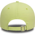 verstellbare-hellgrune-kappe-mit-gebogenem-schirm-und-grunem-logo-9forty-league-essential-der-los-angeles-dodgers-mlb-von-new-er