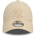 beige-verstellbare-curved-cap-mit-beigem-logo-9twenty-league-essential-der-new-york-yankees-mlb-von-new-era