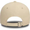 beige-verstellbare-curved-cap-mit-beigem-logo-9twenty-league-essential-der-new-york-yankees-mlb-von-new-era