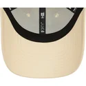 verstellbare-beige-gebogene-kappe-mit-rotem-logo-9forty-essential-von-new-era