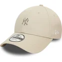 verstellbare-beige-9forty-kappe-mit-gebogenem-schirm-und-metallic-pin-der-new-york-yankees-mlb-von-new-era