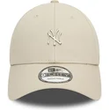 verstellbare-beige-9forty-kappe-mit-gebogenem-schirm-und-metallic-pin-der-new-york-yankees-mlb-von-new-era
