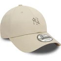verstellbare-beige-9forty-kappe-mit-gebogenem-schirm-und-metallic-pin-der-new-york-yankees-mlb-von-new-era