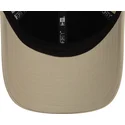 verstellbare-beige-9forty-kappe-mit-gebogenem-schirm-und-metallic-pin-der-new-york-yankees-mlb-von-new-era