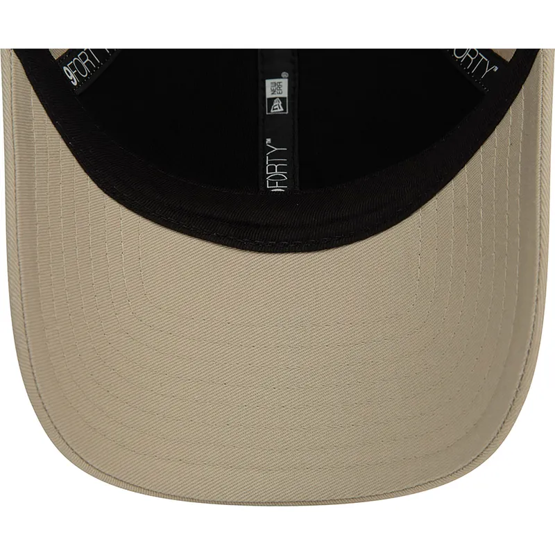 beige-verstellbare-curved-cap-9forty-metallic-pin-der-new-york-yankees-mlb-von-new-era