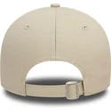verstellbare-beige-9forty-kappe-mit-gebogenem-schirm-und-metallic-pin-der-new-york-yankees-mlb-von-new-era