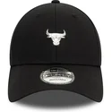 9forty-verstellbare-schwarze-kappe-mit-gebogenem-schirm-und-metallic-pin-der-chicago-bulls-nba-von-new-era