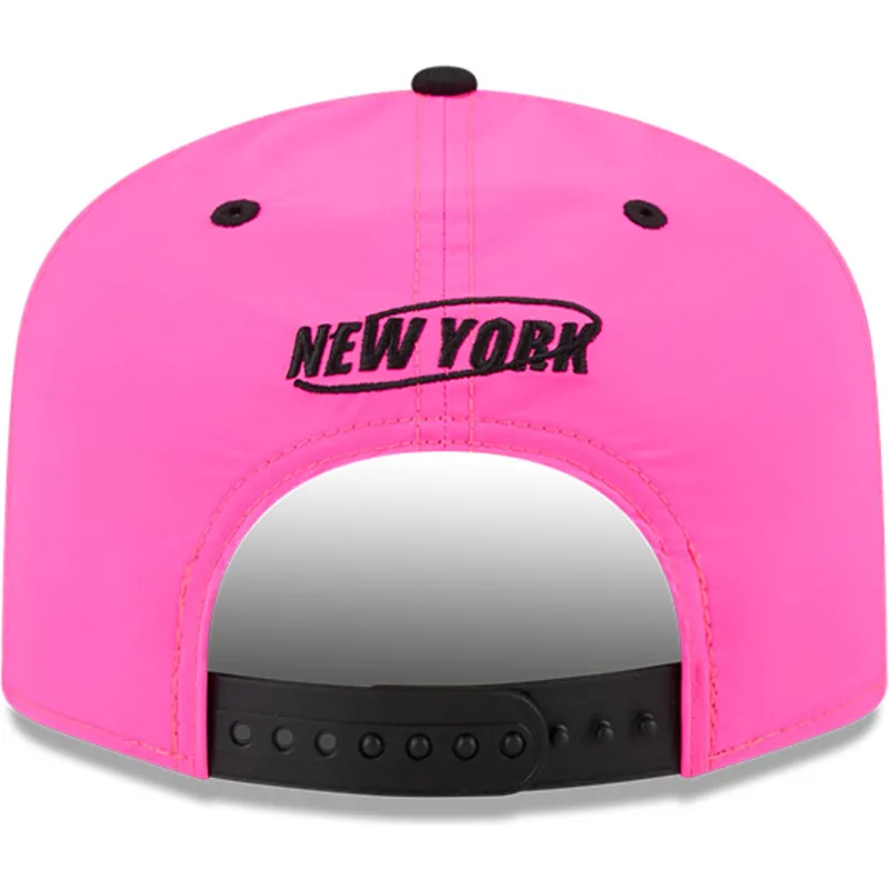 rosa-und-schwarze-snapback-golferkappe-mit-gebogenem-schirm-und-chrome-logo-der-new-york-yankees-mlb-von-new-era