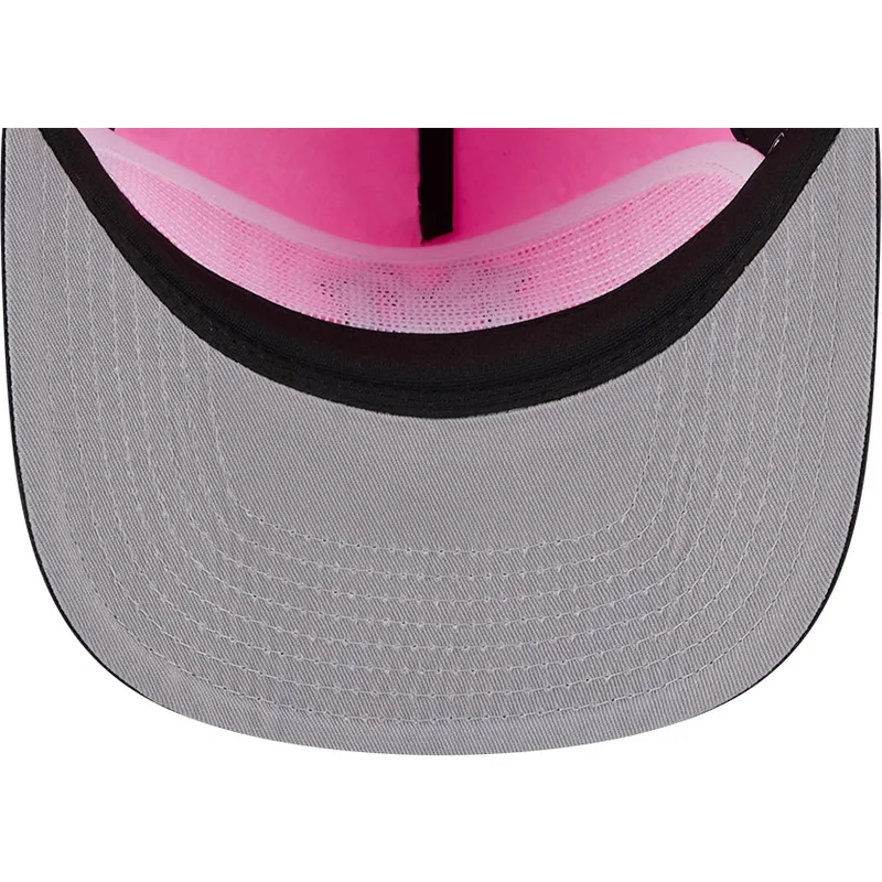 gebogene-rosa-und-schwarze-snapback-kappe-golfer-chrome-logo-von-new-york-yankees-mlb-von-new-era