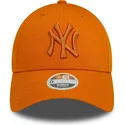 verstellbare-orangefarbene-damenkappe-mit-gebogenem-schirm-und-orangem-logo-9forty-league-essential-der-new-york-yankees-mlb-von