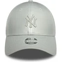 9forty-midi-pu-new-york-yankees-mlb-verstellbare-silberne-kappe-fur-damen-mit-silbernem-logo-von-new-era